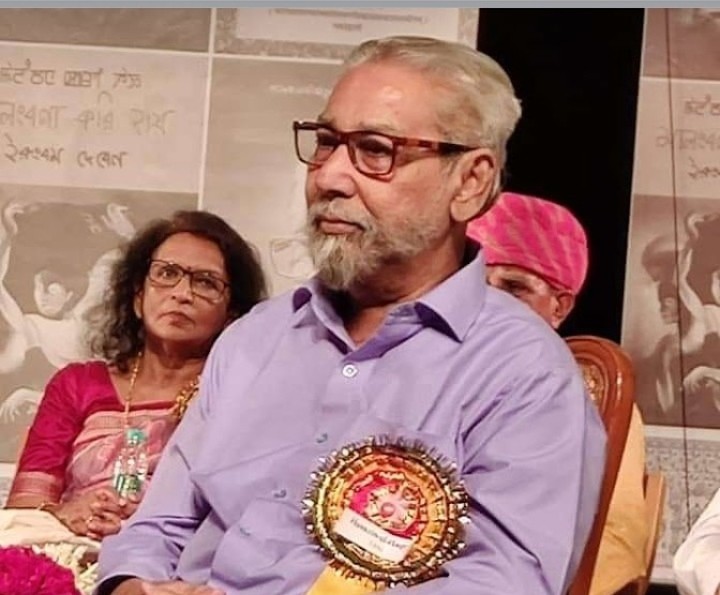Hussain Ul Haque receiving a literary award